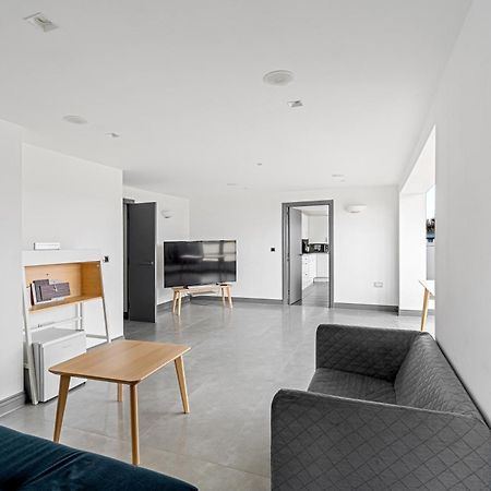 Long Letting - Luxurious 3 Bedroom Penthouse In City Centre - Parking Included! Chelmsford Kültér fotó